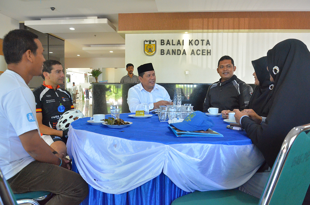Foto Pelepasan Jose Guillermo Yepes Sepeda Keliling Dunia 